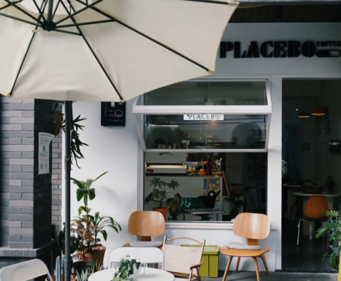 In Jinquan Street, Young People Grow Luxuriously.