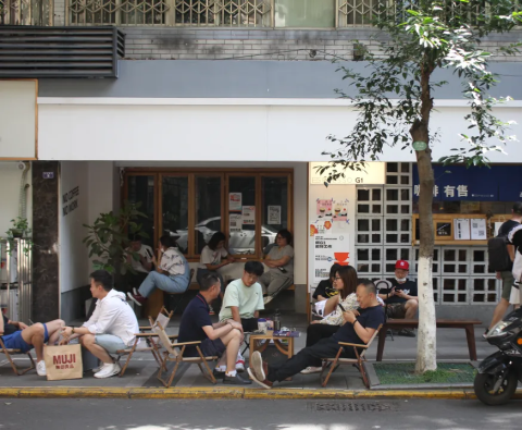 Fanghua Cross Street, Walk across Three Sections of the First Street