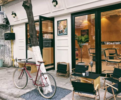 Coffee in the Alley, Ten Minutes Break between Classes for Adults